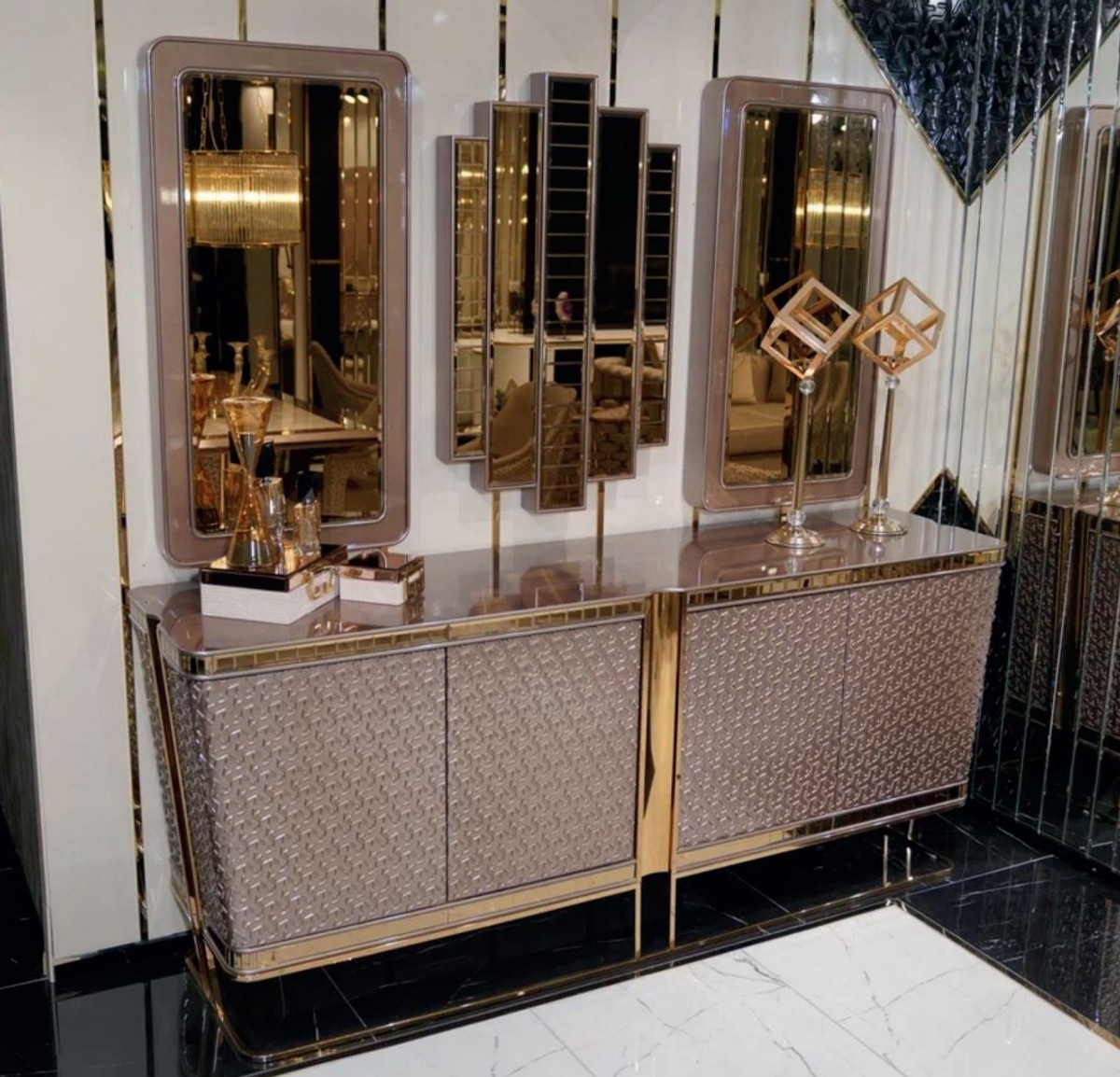 Casa Padrino Luxus Möbel Set Grau / Gold - 1 Luxus Sideboard mit 4 Türen & 3 Luxus Spiegel - Luxus Möbel - Luxus Kollektion