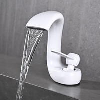 YAGJIA Wasserfall Wasserhahn Bad Weiss, Modern Waschtischarmatur Wasserfall, Armatur Waschbecken Messing, Badarmatur Einhandmischer Mischbatterie Kaltes und Heißes für Badezimmer