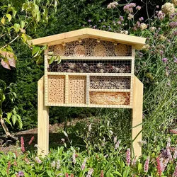 Insektenchalet mit Reetdach