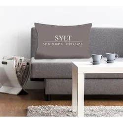 Dekokissen QUEENCE "Sylt", grau (grau, bedruckt), B:40cm L:60cm, Polyester, Dekokissen_Sitzkissen_Kissenhüllen, Kissenhülle,Sylt Schriftzug,Sylt,Koordinaten,Nordsee,Maritim