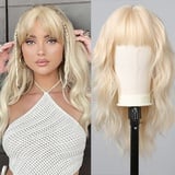 Allbell Lange Lockige Blonde Perücken mit Bangs Wasser Wellig Natürlich aussehende Weiße Blond Synthetische Perücken für Frauen Hitzebeständiger Haarersatz