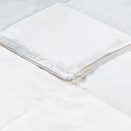 Beliani Zweilagige Ganzjahresbettdecke SERRATO Federn 150 x 200 cm