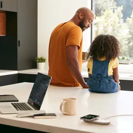 Belkin BoostCharge Pro kabellose 2-in-1-Ladestation mit Qi2, 15W, Schnellladegerät, Wireless Charger für iPhone 17, Air, 16, Pixelsnap, AirPods und MagSafe-fähigen Geräten – Weiß