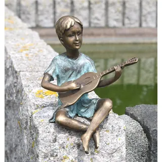 Bronzefigur sitzender Junge mit Gitarre Wohndekoration