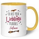 GRAVURZEILE Bedruckte Tasse mit Spruch - Du bist mein Lieblingsmuggel - Personalisiert mit Namen - Tasse mit Spruch als Geschenk für Fantasy Fans - Zauberhafte Geschenke - Farbe: Gelb mit Name