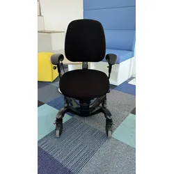 Vela 700E Therapiestuhl Trippelstuhl Sofort Lieferbar in Comfort Schwarz