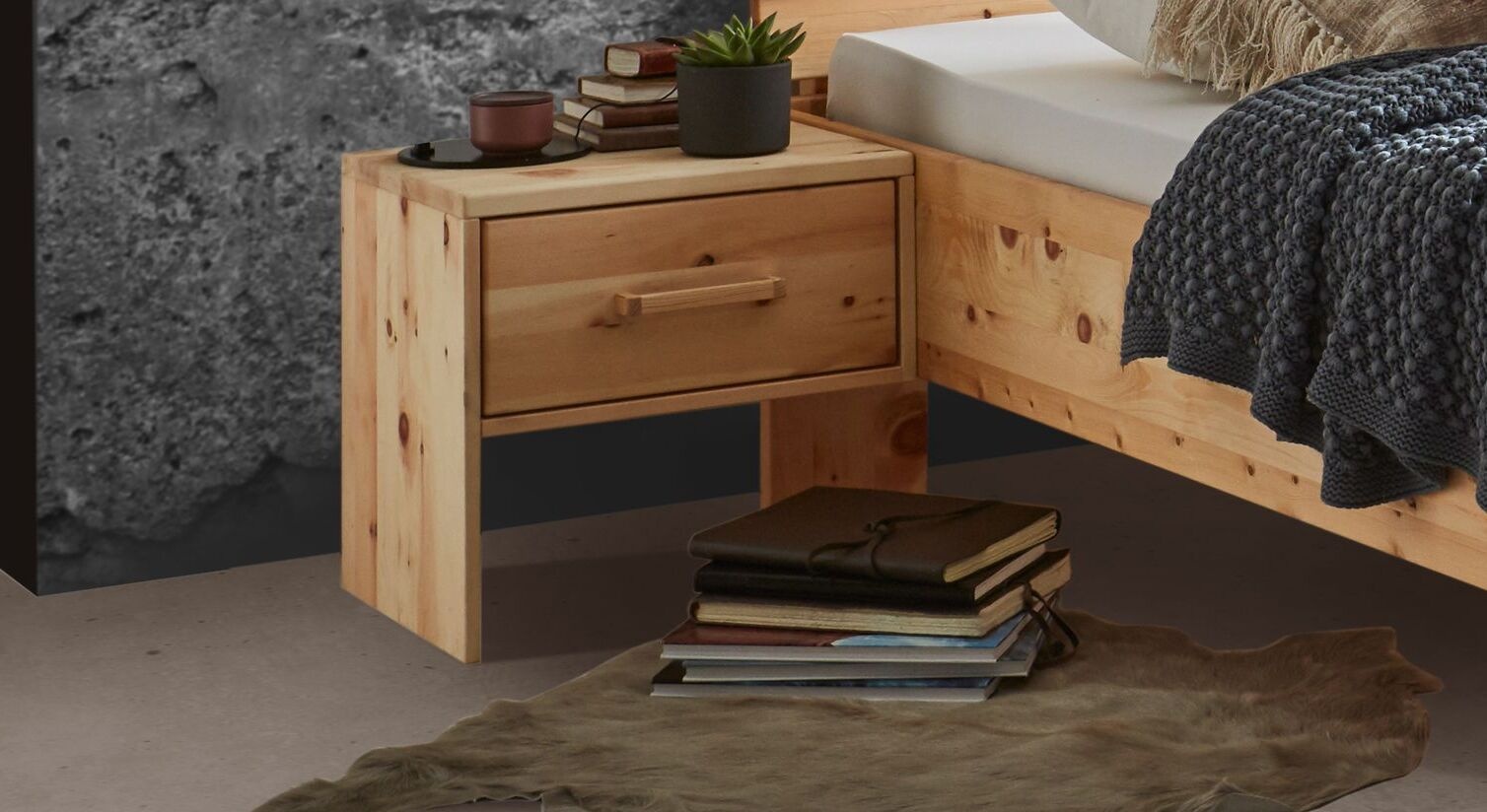 Massivholz-Nachttisch aus Zirbenholz mit Schublade - Marmolata