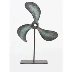 Gealtete Schiffsschraube aus Kunstharz auf Metallsockel