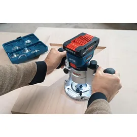 Bosch GKF 18V-8 Akku-Kantenfräse mit Spannzange, Parallelanschlag, 2x Saugadapter, Spanschutz