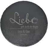 Herz & Heim® Personalisierte Servierplatte rund mit Gravur – Ø 35,5 cm Schieferplatte – Motiv wählbar – Geschenk zur Hochzeit, Geburtstag, Einweihung (Liebe geht durch den Magen)
