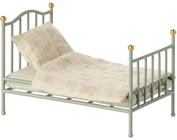 Maileg Vintage Einzelbett für Maus - Mint Metallbett mit Matratze, Kopfkissen und Decke - Puppenzubehör
