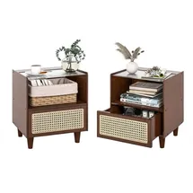 Costway Rattan-Beibetttisch, Set von 2, Bambus-Beibetttisch mit Schublade, Beibetttisch mit Glastischplatte und offenem Fach