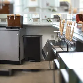 Rubbermaid Slim Jim Kunststoff Pedal vorne 68 l black