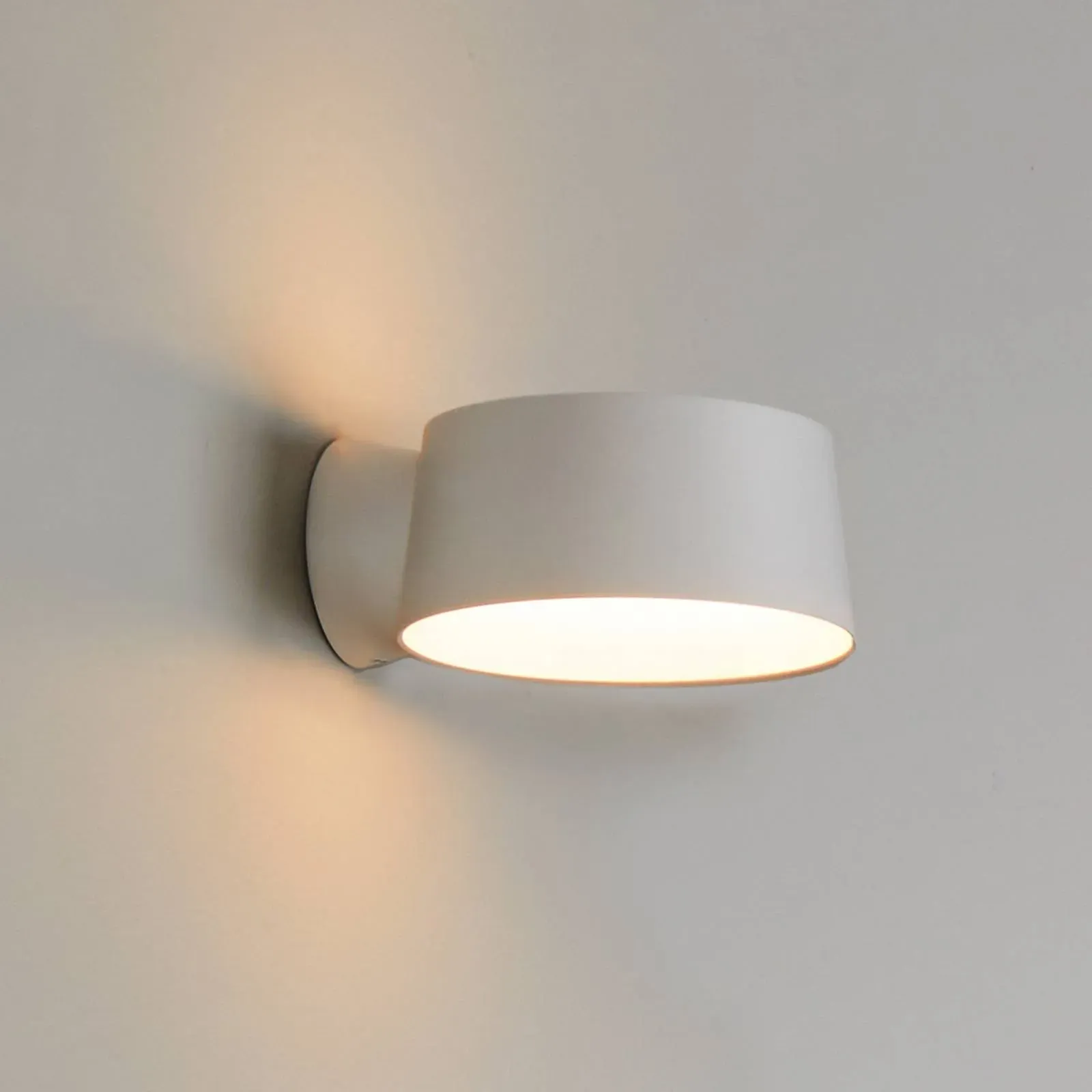 LOOM DESIGN Wandlampe Cookie, dimmbar, weiß / opal, für Wohn- / Esszimmer, Aluminium, Modern, LED Wandleuchte, Wandlampe Innen - 15 cm - 15 cm - 6.9 cm
