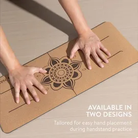 Navaris Yoga Kniekissen - Kniematte Knie Pad aus Kork - Knieschoner für mehr Komfort - Leicht und tragbar - Yoga Knee Pad - Sport Matte 60x25cm - - Braun