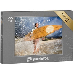 puzzleYOU Puzzle Surfing: Mädchen am Strand, 48 Puzzleteile, puzzleYOU-Kollektionen Sport, Erotik, Surfen, Menschen