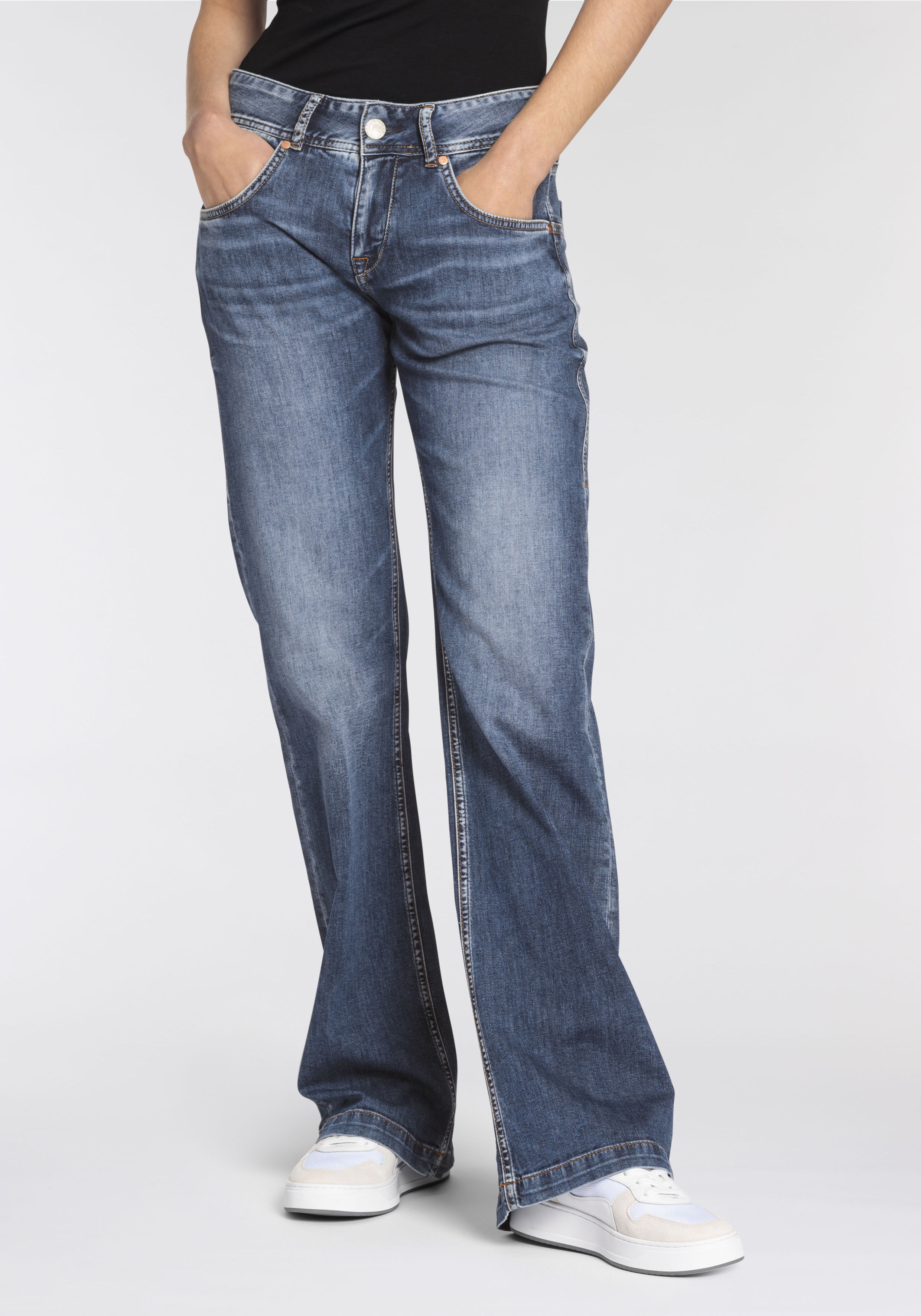 Bootcut-Jeans HERRLICHER "Edna Light Denim" Gr. 32, Länge 34, grau (dolphin) Damen Jeans Bootcut