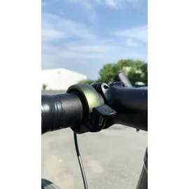 Knog Oi Classic Small Fahrradklingel schwarz/olive, Durchmesser 22,2 mm