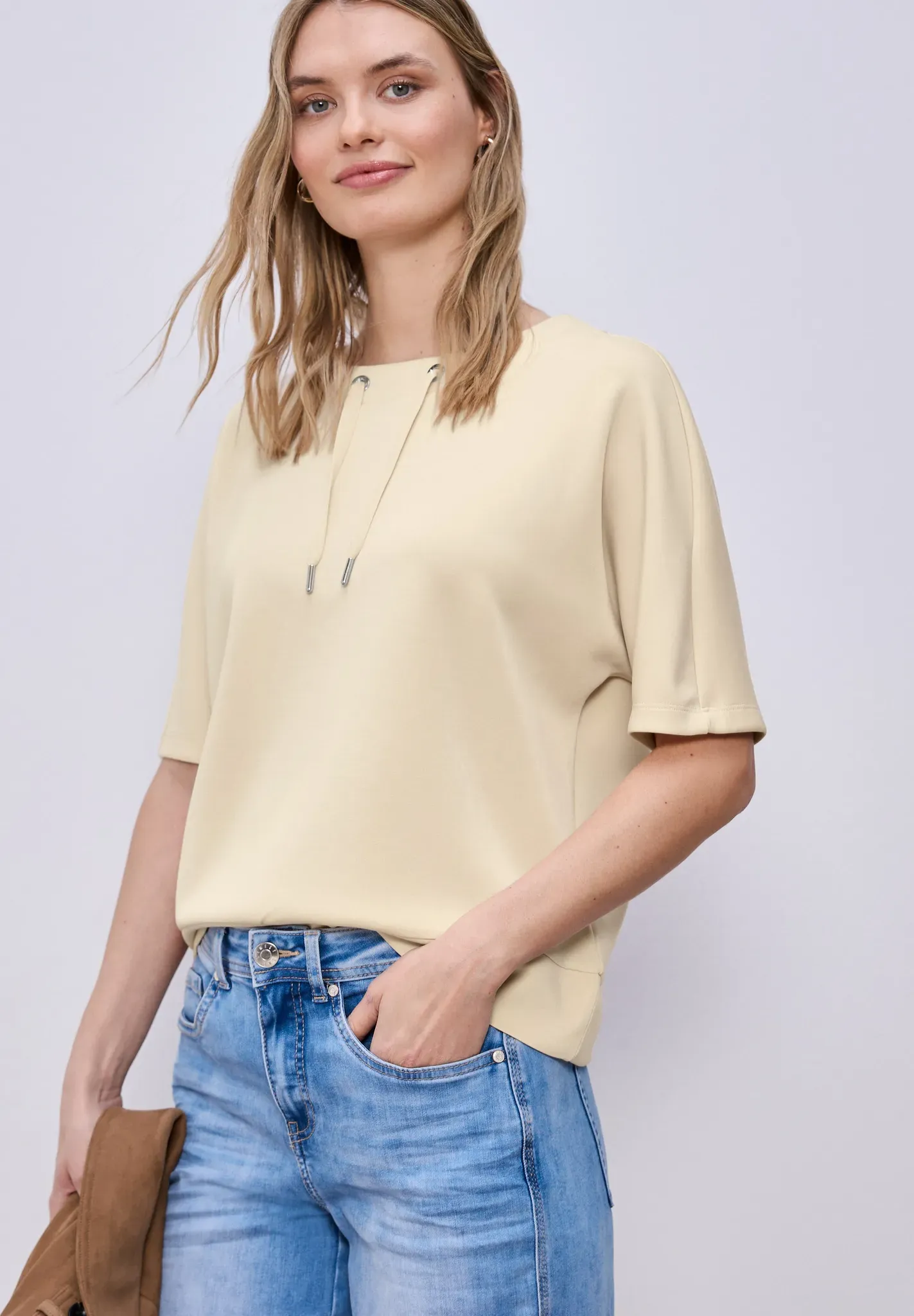 Sweatshirt STREET ONE, Damen, Gr. 46, smoke beige, Sweatware, Obermaterial: 46% Modal, 46% Polyester, 8% Elasthan, unifarben, lässig geschnitten hüftbedeckend, Rundhals, abgerundeter Saum, Sweatshirts Sweatshirt, Halbarm Silk-Look Shirt mit Kordelzug