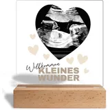 True Statements: Willkommen kleines Wunder Acrylglas-Aufsteller personalisiert mit Foto Ultraschallbild - Fotogeschenk Babygeschenk - 15x18 cm, inkl. Holzständer (Wunder Neutral) für Babyzimmer