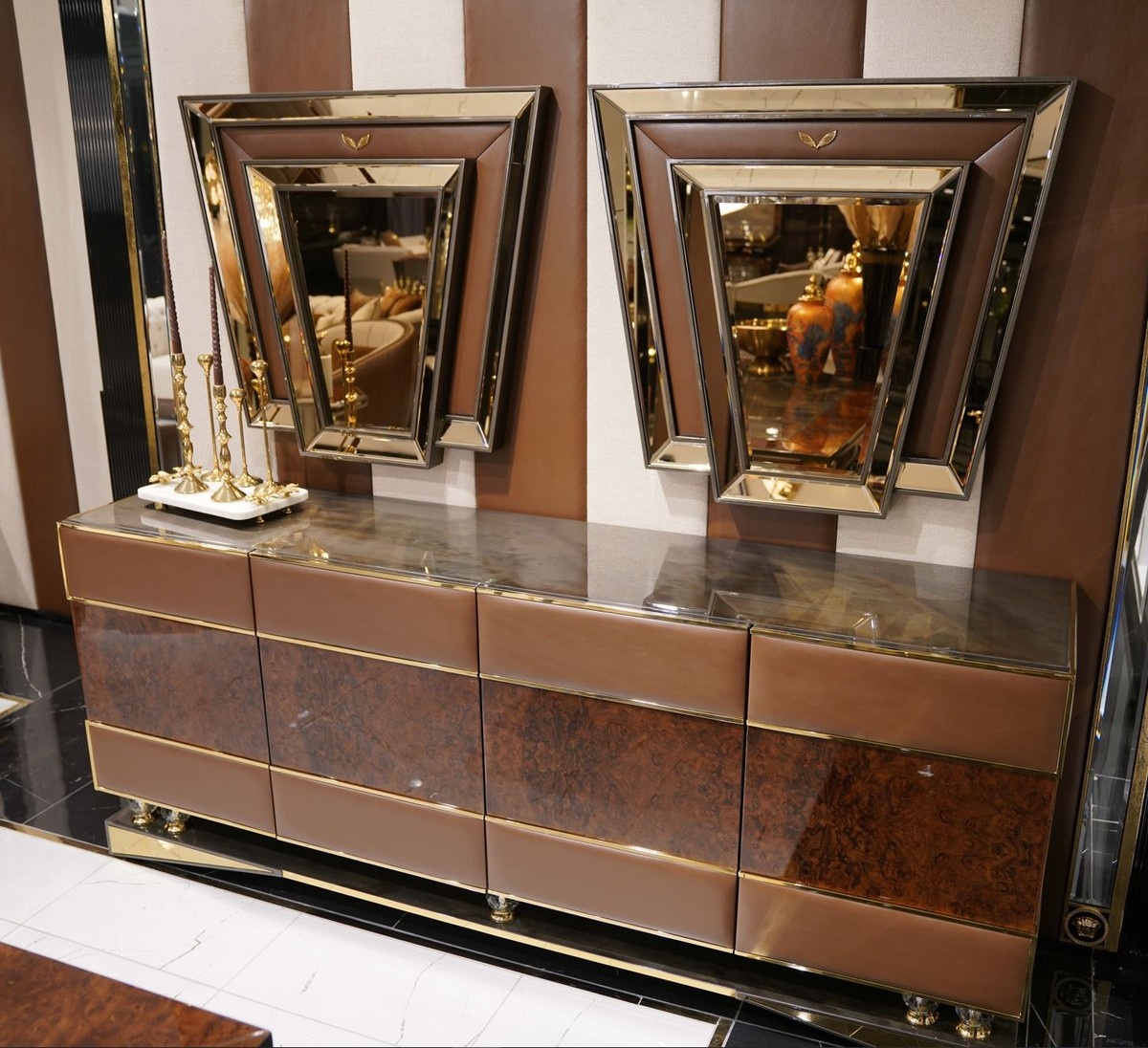 Casa Padrino Luxus Möbel Set Braun / Grau / Gold - 1 Luxus Sideboard mit 4 Türen & 2 Luxus Spiegel - Wohnzimmer Möbel - Luxus Möbel - Luxus Einrichtung - Wohnzimmer Einrichtung - Luxus Qualität