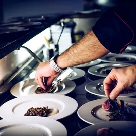 HENDI Thermobox, Getränkebehälter mit Ablasshahn, heißen und kalten Getränken, Thermobehälter, Transportbox, HDPE, 9,4L, 230x420x(H)470mm, Schwarz