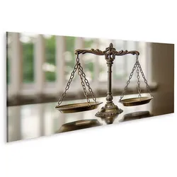 islandburner Leinwandbild Justitia mit Waage reflektiert auf glänzendem Tisch in Anwaltskanzlei
