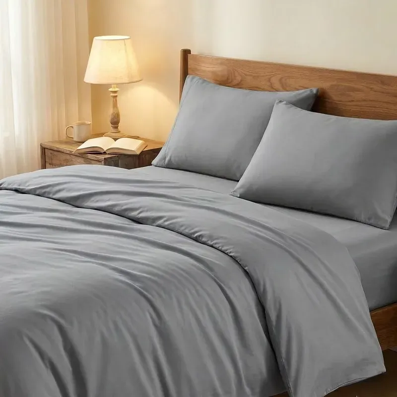 【3 € Rabatt ab 10 €】Ochama 100 % Baumwoll-Doppelbettbezug - Bettwäsche-Set 3-teilig, einfarbiges Bettwäsche-Set mit 2 Kissenbezügen für Doppelbett, weich, atmungsaktiv & hautfreundlich, hochwertiges Baumwollgewebe, maschinenwaschbar - Grau, 200 x 200 cm