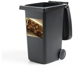 MuchoWow Wandsticker Eine goldene Schachtel mit Pralinen (1 St), Mülleimer-aufkleber, Mülltonne, Sticker, Container, Abfalbehälter bunt