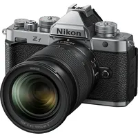 Nikon Z f + Nikkor 24-70 mm f/4,0 S silber