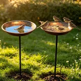 Vogeltränke Stehend Metall Gartenstecker, Rost Vogelbad Garten Gartenstecker Gartendeko für Draußen Wetterfest, Vogeltränke Futterstation Bienentränke für Draußen, Wassertränke für Vögel (2 Stück)