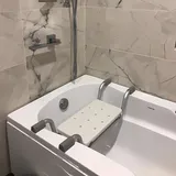 MUL-BOUTIQUE Hängender Bad Sitz, Badewannensitz, verstellbar, Badhocker, Weiß/Silber, Kunststoff, max. 136 kg Belastung (73-83 x 18 x 22 cm)