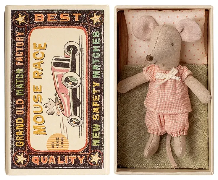 Maileg Kleine Schwester Maus in Schachtel Kuscheltier - Baumwolle, Beige, mit Schlafbox - Dänisches Design, Detailverliebt