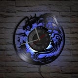 Smotly Vinyl-Wanduhr mit fliegendem Drachen im Himmel Muster und Fernbedienung LED-Licht für Anime-Liebhaber