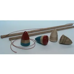 Kreisel, zweifarbig lackiert mit Peitsche