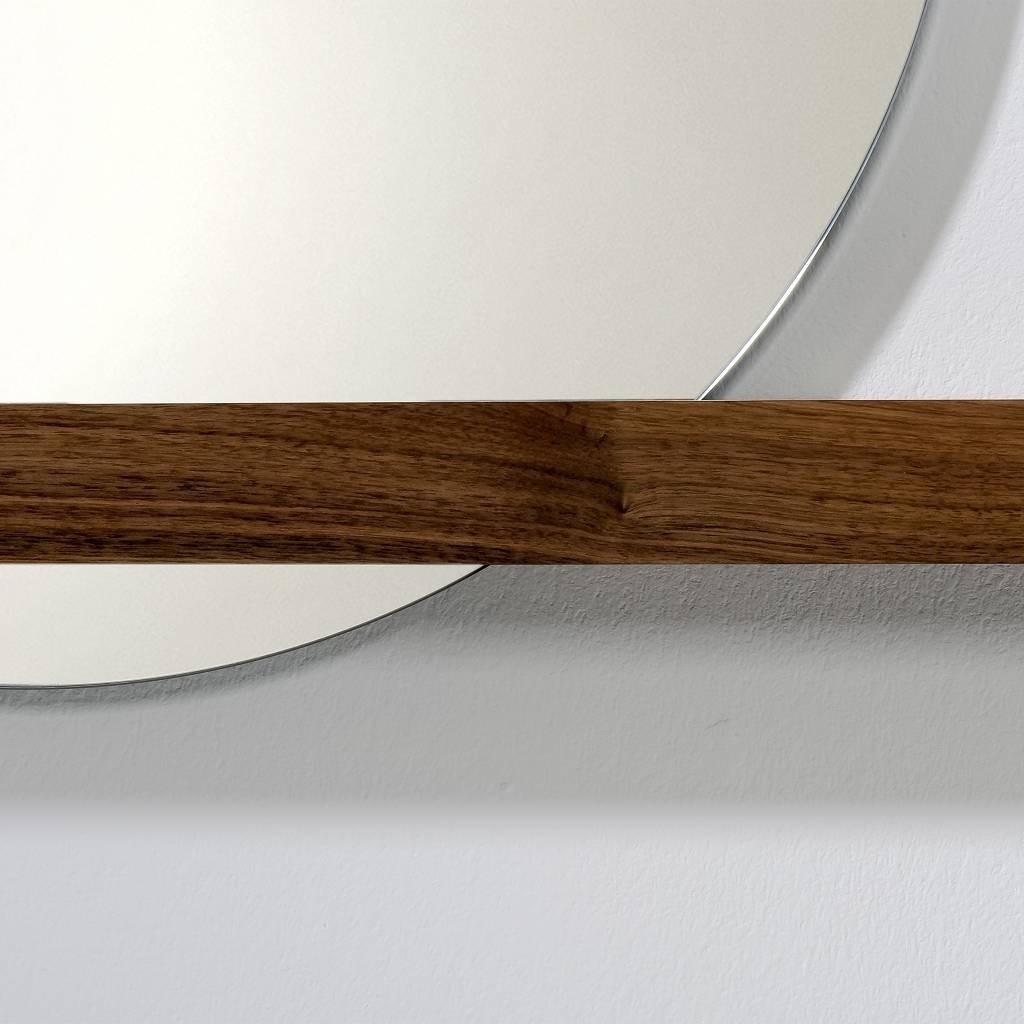 Wandspiegel mit Nussbaumholzablage 100 × 7,5 × 4 cm, Spiegel Ø 50 cm rechts"Wandspiegel mit Nussbaumholzablage 100 × 7,5 × 4 cm, Spiegel Ø 50 cm"
