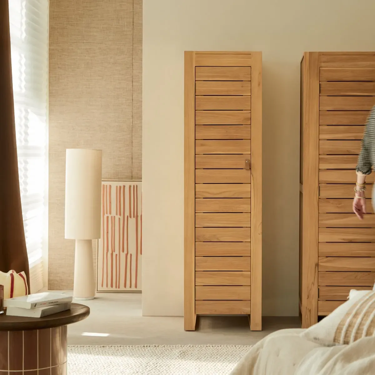 Einfacher Kinder-Hochschrank 180 Minimalys aus massivem Teakholz