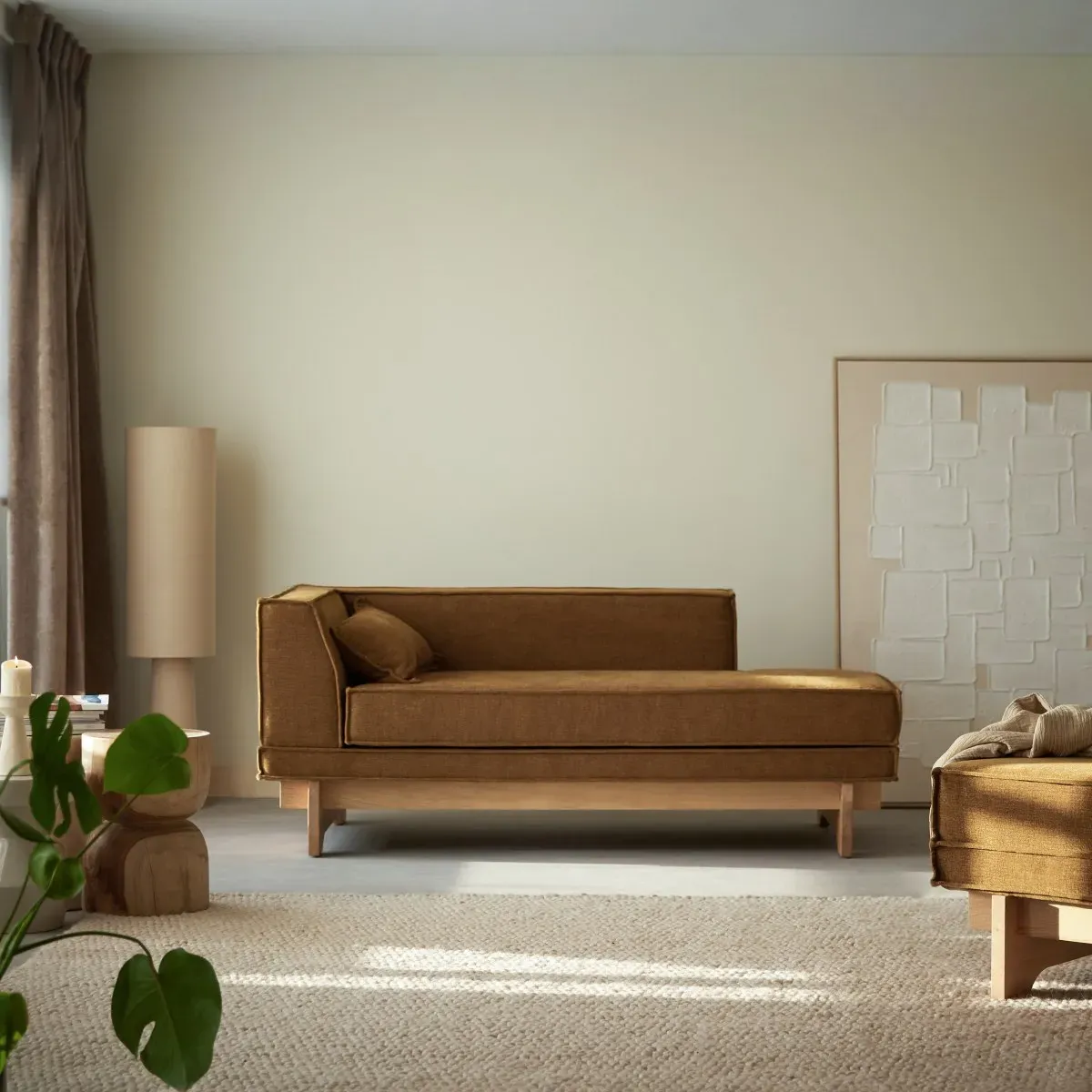 Miu - Chaiselongue aus Eiche und ockerfarbenem Stoff