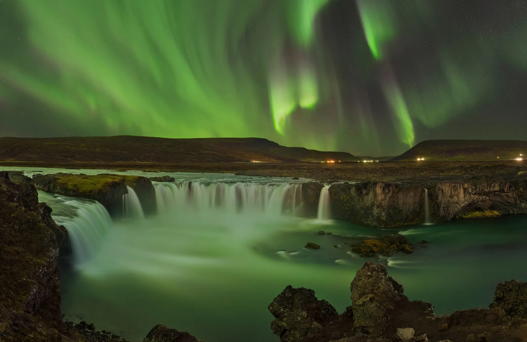 Fototapete PAPERMOON "Photo-Art JAN SMID MASTER, WASSERFALL DER GÖTTER NORDLICHT", bunt, B:5,00m L:2,80m, Vlies, Tapeten