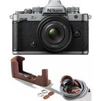 Nikon Z f + Nikkor Z 40mm f/2,0 SE + Promo Case silber