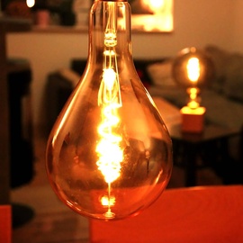 tint white LED-Lampe E27 4,9 W gold