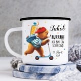 Wandtattoo Loft Kindertasse mit Namen und Bär auf Roller Motiv, Emaille Tasse Kinder mit Namen, Kindertasse personalisiert, Trinkbecher Kinder, Schulkind Tasse mit Namen, Camping Tasse Kinder