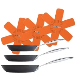 Le Creuset Bratpfanne 3er Aktion-Set Alu flach antihaft + Pfannenschutz