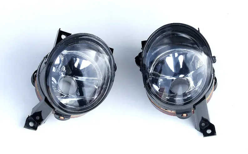 Komplettsatz linker und rechter Halogenscheinwerfer für die vordere Stoßstange für VW Touran (Volkswagen Touran) 2003–2006