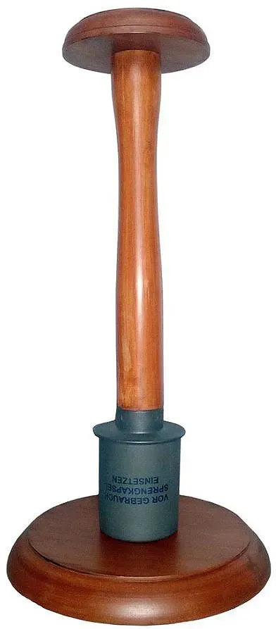 Helmständer für Stahlhelm als Stielhandgranate