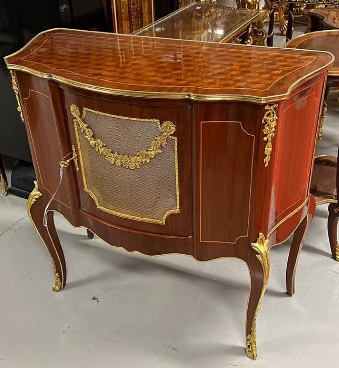 Casa Padrino Barock Sideboard Braun Intarsien / Gold - Handgefertigtes Massivholz Sideboard mit Tür und eleganten Verzierungen - Barock Wohnzimmer Möbel