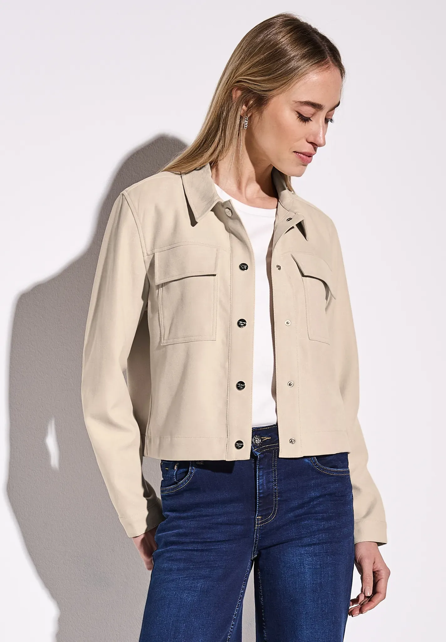 Kurzjacke STREET ONE, Damen, Gr. 44, beige (barley beige), Stoff, 97% Polyester, 3% Elasthan, unifarben, comfort fit kurz, V-Ausschnitt, Bündchen, Jacken Kurzjacke, mit Brusttaschen