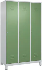 C+P Spind Classic PLUS, Füße, 3 Abteile, 1950x1200x500mm, 7035/6011 Verschluss Zylinderschloss 4 Garderobenhaken