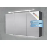 Intarbad Badezimmerspiegelschrank 3-türiger Spiegelschrank mit MULTI LED Acryl Aufsatzleuchte, dimmbar (Doppelspiegeltüren, Holz-/ Lackdekore, Maße von 120 bis 140 cm wählbar, Höhe 70 cm, Glasfachböden, Magnetleiste & Kosmetikspiegel Ø 12 cm) Vormontierte Lieferung, Floatglas, 160 kg Traglast, Made in Germany grau 130 cm x 70 cm x 13,5 cm