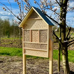 Bienenhotel XXL mit Schieferdach